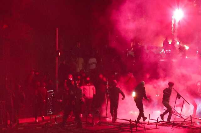 Protestolar Fransa'yı yangın yerine çevirdi! Ünlü mağazaları yağmaladılar, bankaları ateşe verdiler Protestolar Fransa'yı yangın yerine çevirdi! Ünlü mağazaları yağmaladılar, bankaları ateşe verdiler