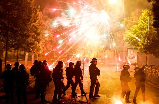 Protestolar Fransa'yı yangın yerine çevirdi! Ünlü mağazaları yağmaladılar, bankaları ateşe verdiler Protestolar Fransa'yı yangın yerine çevirdi! Ünlü mağazaları yağmaladılar, bankaları ateşe verdiler