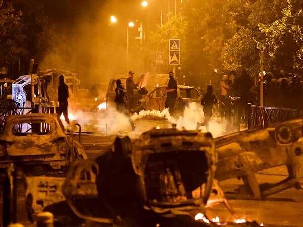 Protestolar Fransa'yı yangın yerine çevirdi! Ünlü mağazaları yağmaladılar, bankaları ateşe verdiler Protestolar Fransa'yı yangın yerine çevirdi! Ünlü mağazaları yağmaladılar, bankaları ateşe verdiler