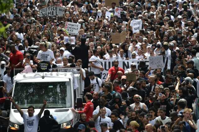 Protestolar Fransa'yı yangın yerine çevirdi! Ünlü mağazaları yağmaladılar, bankaları ateşe verdiler Protestolar Fransa'yı yangın yerine çevirdi! Ünlü mağazaları yağmaladılar, bankaları ateşe verdiler