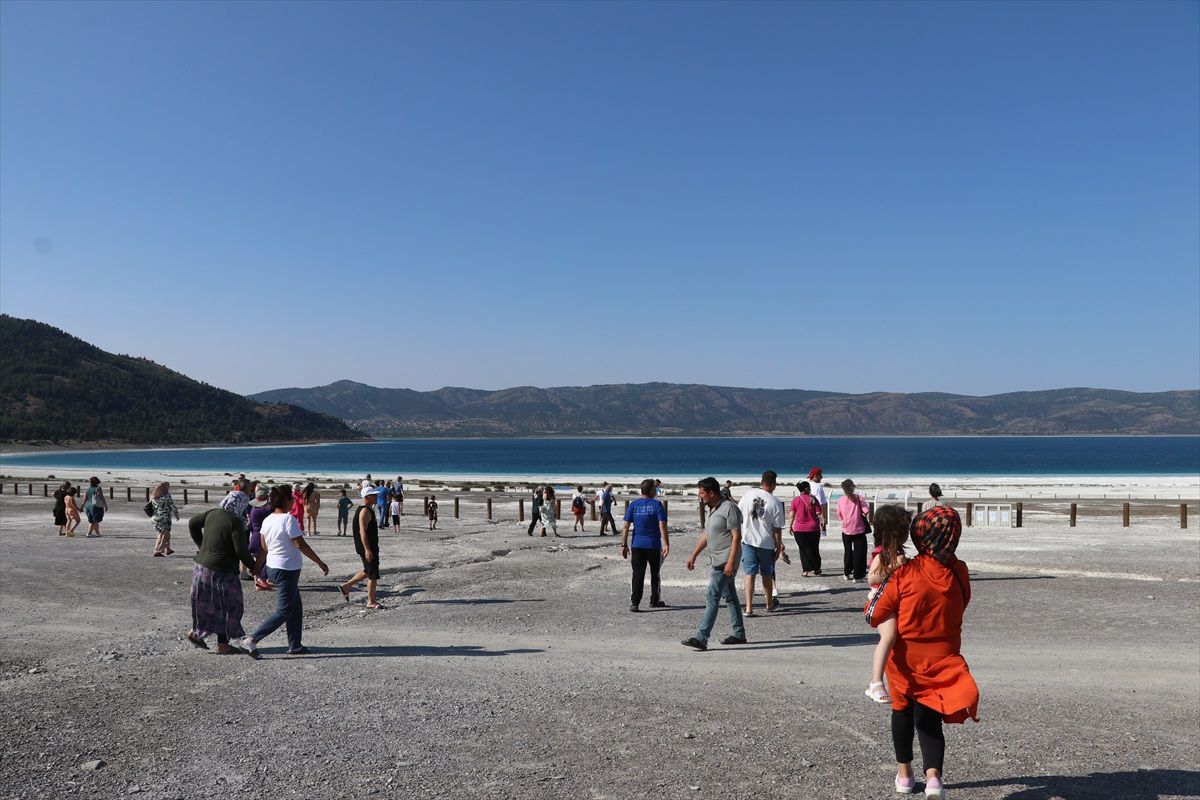 Salda Gölü, Kurban Bayramı tatilinde ziyaretçilerini ağırlıyor