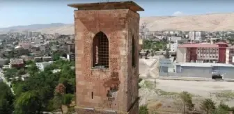 Silvan'daki Eyyubiler Camisi'nin minaresinden taş parçaları düşüyor