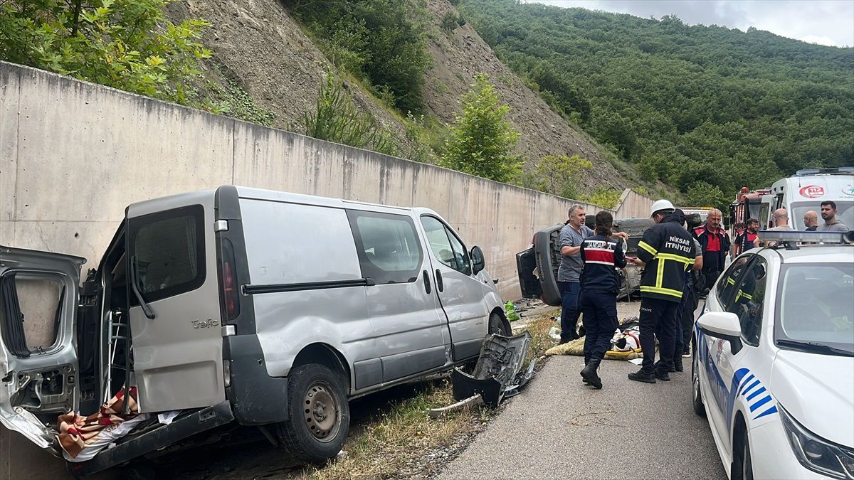 Tokat'ın Niksar ilçesinde trafik kazası: 6 yaralı