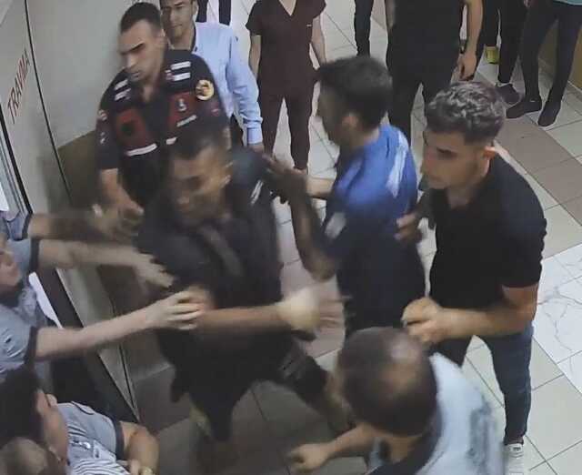 Canını kurtaran sağlıkçılara böyle saldırdı