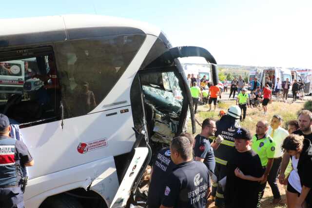 Eskişehir'de yolcu otobüsü boş araziye uçtu! 35 kişi yaralandı