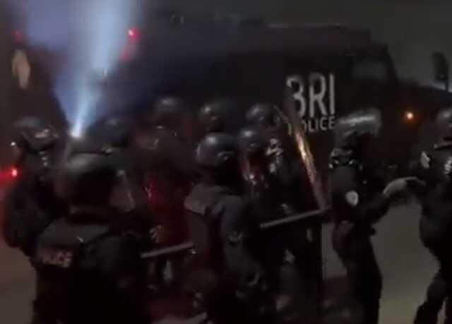 Fransa'da protestoları bastırmak için zırhlı araçlar devreye girdi Fransa'da protestoları bastırmak için zırhlı araçlar devreye girdi