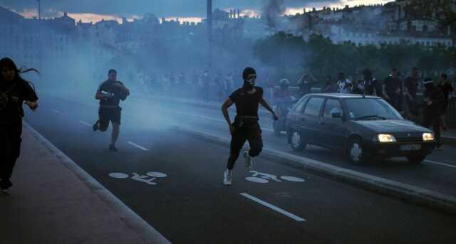 İç savaş çanları çalıyor! Aşırı sağcılar sokağa inip protestocuları linç etmeye başladı İç savaş çanları çalıyor! Aşırı sağcılar sokağa inip protestocuları linç etmeye başladı