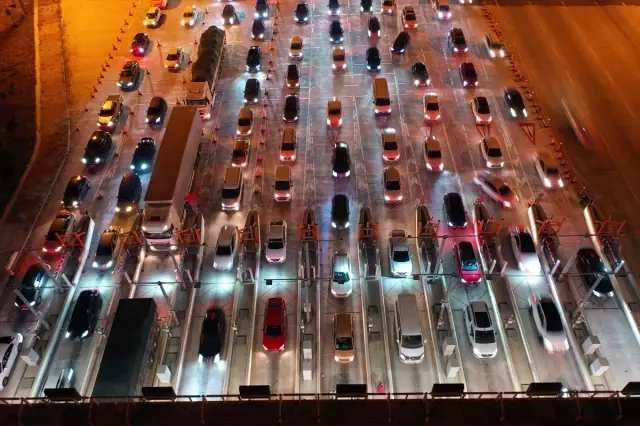 Kurban Bayramı Tatilinin Ardından İstanbul-İzmir Otoyolu ve Osmangazi Köprüsü'nde Hareketlilik Devam Ediyor Kurban Bayramı Tatilinin Ardından İstanbul-İzmir Otoyolu ve Osmangazi Köprüsü'nde Hareketlilik Devam Ediyor