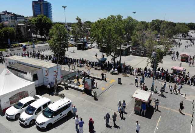 Kadıköy'de Adalar iskelesi önünde yüzlerce metrelik kuyruk oluştu