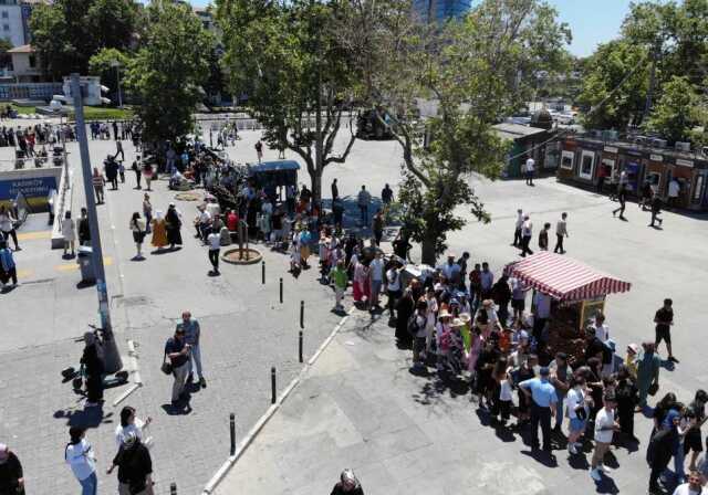 Kadıköy'de Adalar iskelesi önünde yüzlerce metrelik kuyruk oluştu