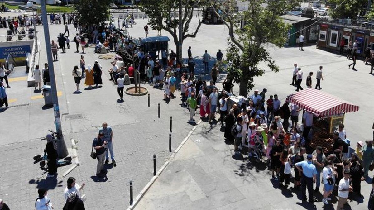 Kadıköy'de Adalar iskelesi önünde yüzlerce metrelik kuyruk oluştu