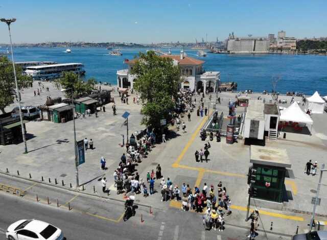 Kadıköy'de Adalar iskelesi önünde yüzlerce metrelik kuyruk oluştu