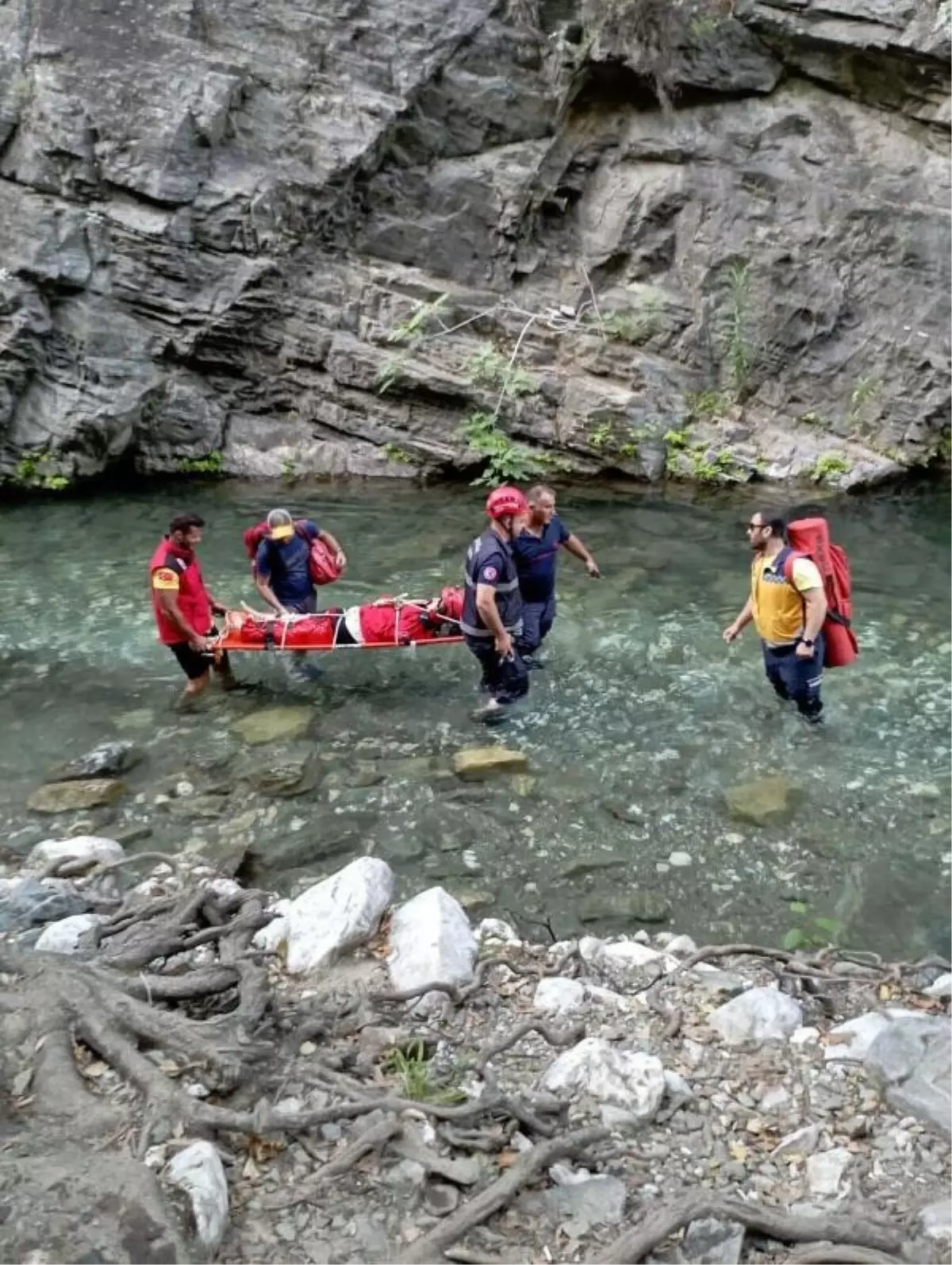 Edremit'te kanyonda mahsur kalan kadın kurtarıldı
