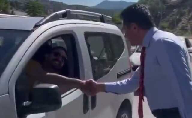 Mustafa Sarıgül, bayram için Erzincan'a gelenleri şehrin girişinde karşıladı