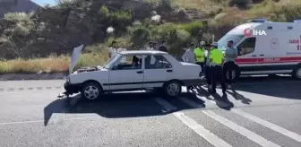Sivas'ta iki otomobil çarpıştı: 2'si çocuk 4 yaralı