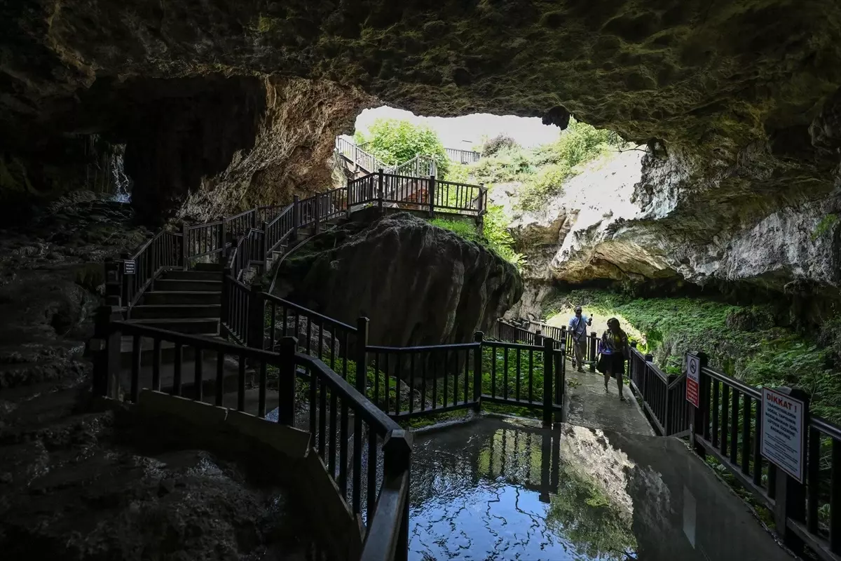 Pamukkale'nin yerin altındaki benzeri Kaklık Mağarası ziyaretçi sayısını artırıyor
