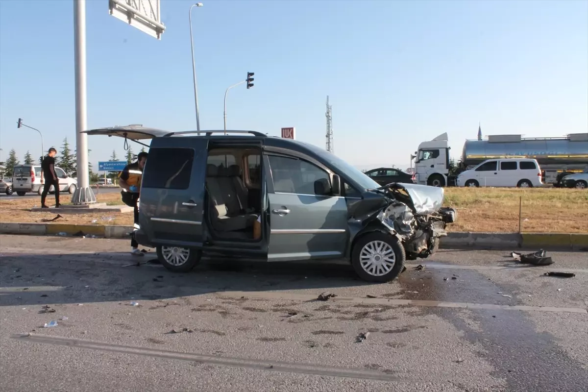 Afyonkarahisar'da kaza: 3'ü çocuk 10 kişi yaralandı