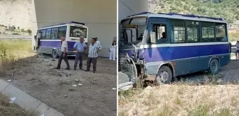 Amasya'da minibüs ve otomobil çarpıştı: 1'i bebek, 2'si çocuk 21 yaralı