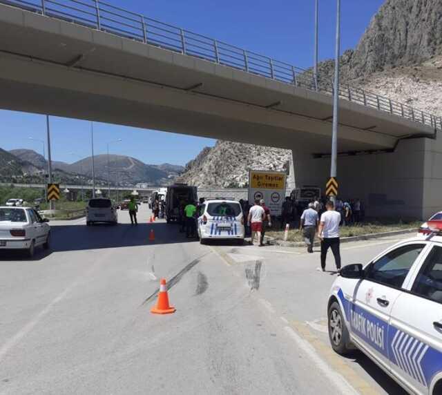 Amasya'da Minibüs ve Otomobil Çarpıştı: 1 Bebek, 2 Çocuk, 21 Kişi Yaralandı