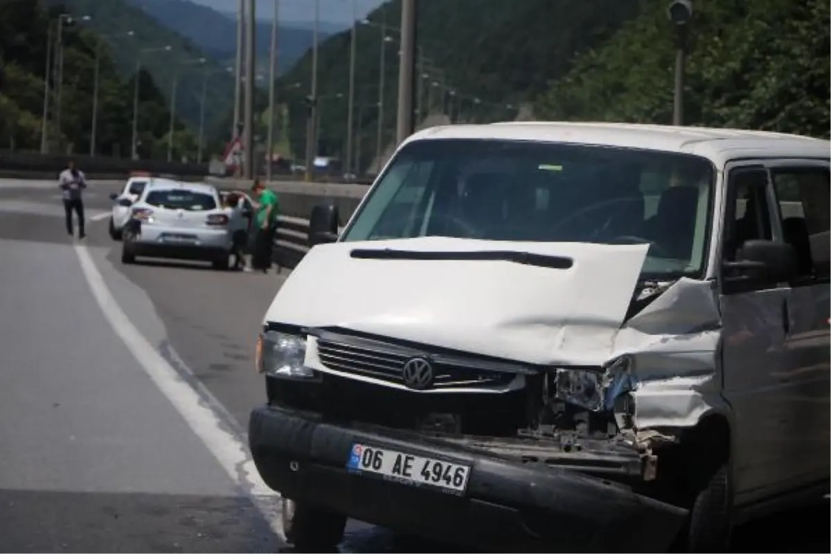 Bolu'da Anadolu Otoyolu'nda Zincirleme Kazalar: 1 Yaralı, İstanbul Yönü Ulaşıma Kapandı
