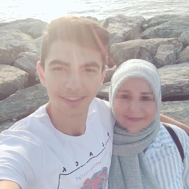 Annesinin sevgilisini, evlerine kurduğu kamera ile takip edip öldürdü