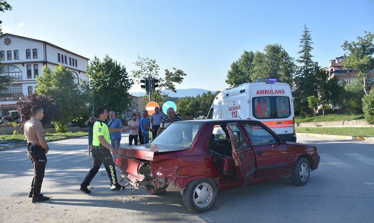 Sinop'ta Otomobil Çarpışması: Bir Kişi Yaralandı