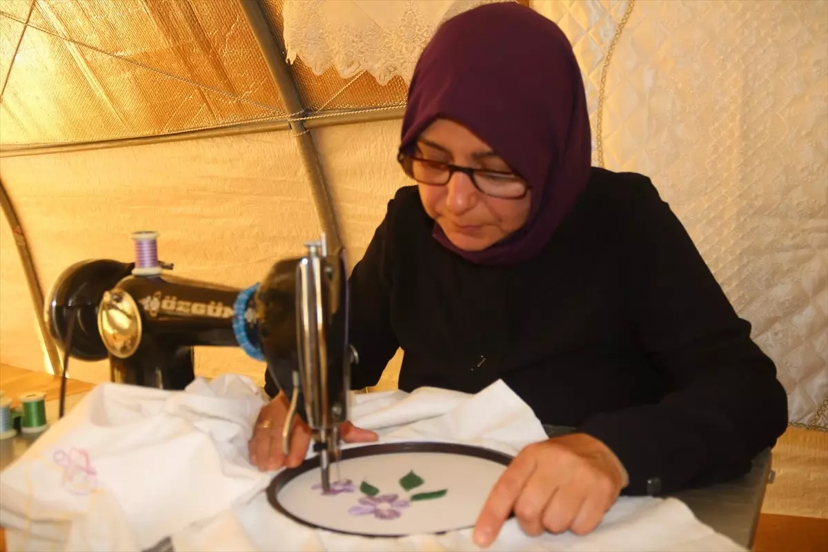 Depremzede Kadınlar İş Atölyesinde Hem Üretiyor Hem Uzaklaşıyor