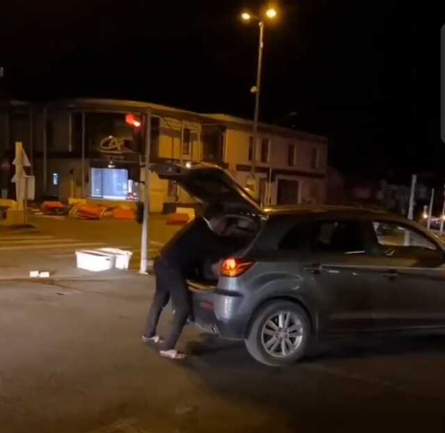 Fransa'da bir baba, yağmaya çıkan oğlunu yakalayıp bagaja koydu Fransa'da bir baba, yağmaya çıkan oğlunu yakalayıp bagaja koydu