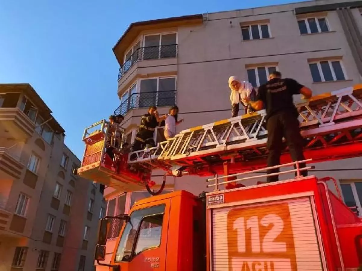 Hatay'da 4 Katlı Apartmanda Yangın: 25 Kişi Kurtarıldı