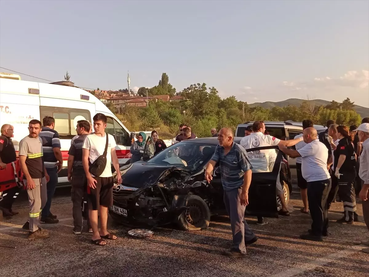 Kastamonu'da trafik kazası: 2'si çocuk 10 kişi yaralandı