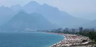 Konyaaltı Sahili, yerli tatilcilerin ayrılmasıyla Antalyalılar ve turistler tarafından dolduruldu