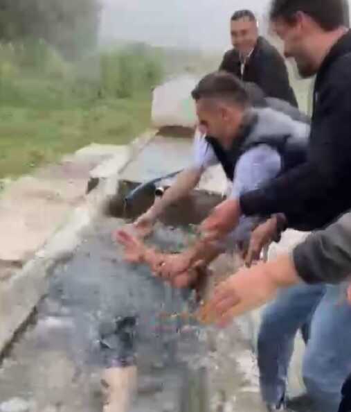 Namaza gelmedikleri için soğuk suya atılmışlardı: 'Güzel bir ders aldık'