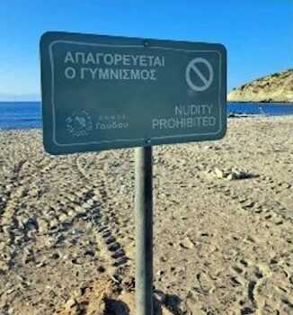 Ünlü plaja asılan tabela turistleri çıldırttı! Çırılçıplak soyunarak protesto ettiler