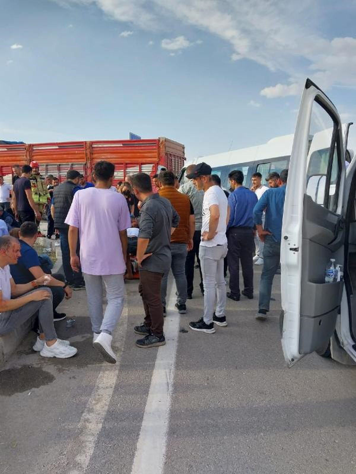 Sincan'da kamyonla çarpışan işçi servisinde 10 kişi yaralandı