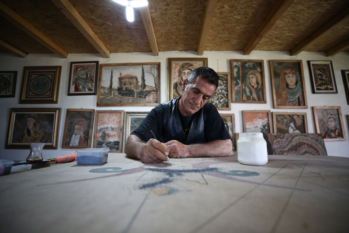 Renkli Taşlardan Resimler Yapan Ressam Bingöl'de Sergi Açtı