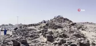 Medine-i Münevvere'de Uhud Şehitliği ve Okçular Tepesi'ni Ziyaret