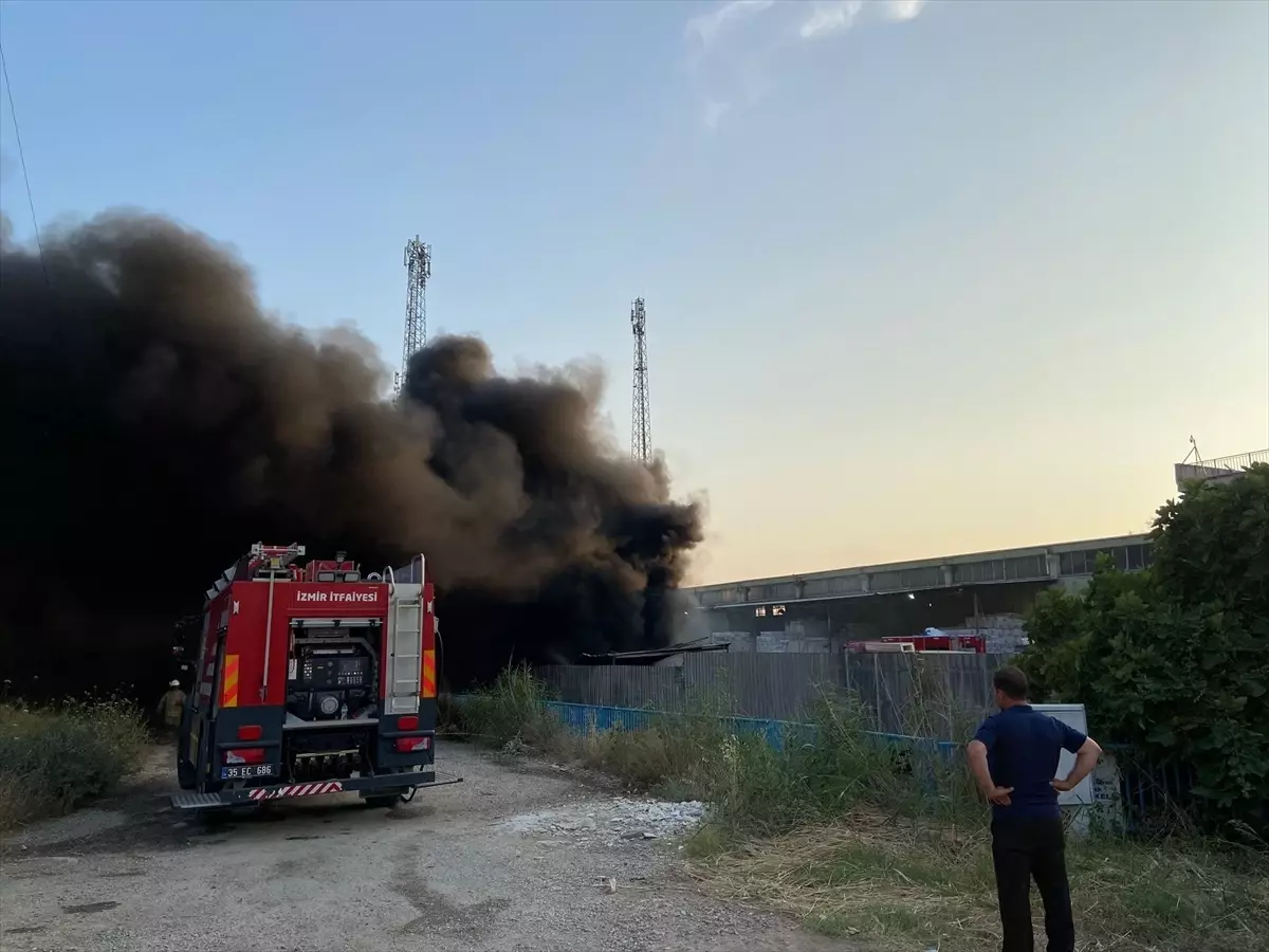 İzmir'de bir fabrikanın bahçesinde yangın çıktı