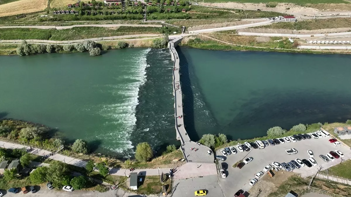 Muş'ta Tarihi Murat Köprüsü ve Sultan Alparslan Parkı'na Yoğun İlgi
