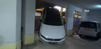 Otomobil asansörlü otoparka sıkıştı
