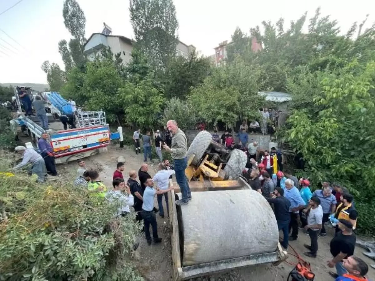 Hakkari'de silindir şarampole devrildi, çocuk sıkıştı