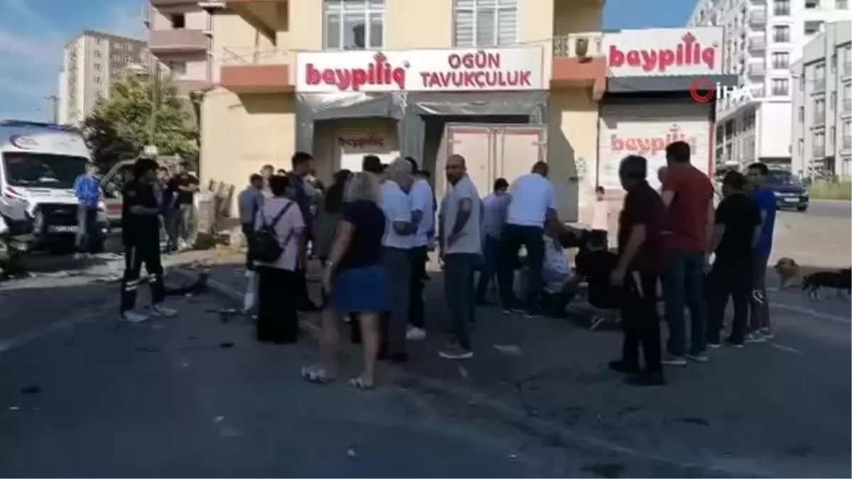 SUV Tipi Araç, Çarpıştığı Hafif Ticari Aracın Üstünden Böyle Atladı: 1 Yaralı