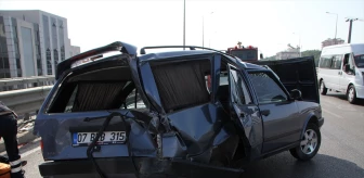 Serik'te Otomobil ve Hafif Ticari Araç Çarpıştı: 1 Ölü, 4 Yaralı