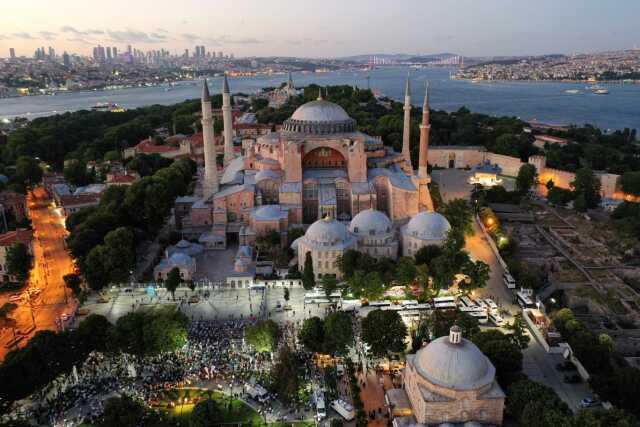 Ayasofya Camii kim yapmıştır? Ayasofya ne zaman yapıldı, kaç yılında? Ayasofya Camii nerde? Ayasofya Camii hakkında bilgiler!