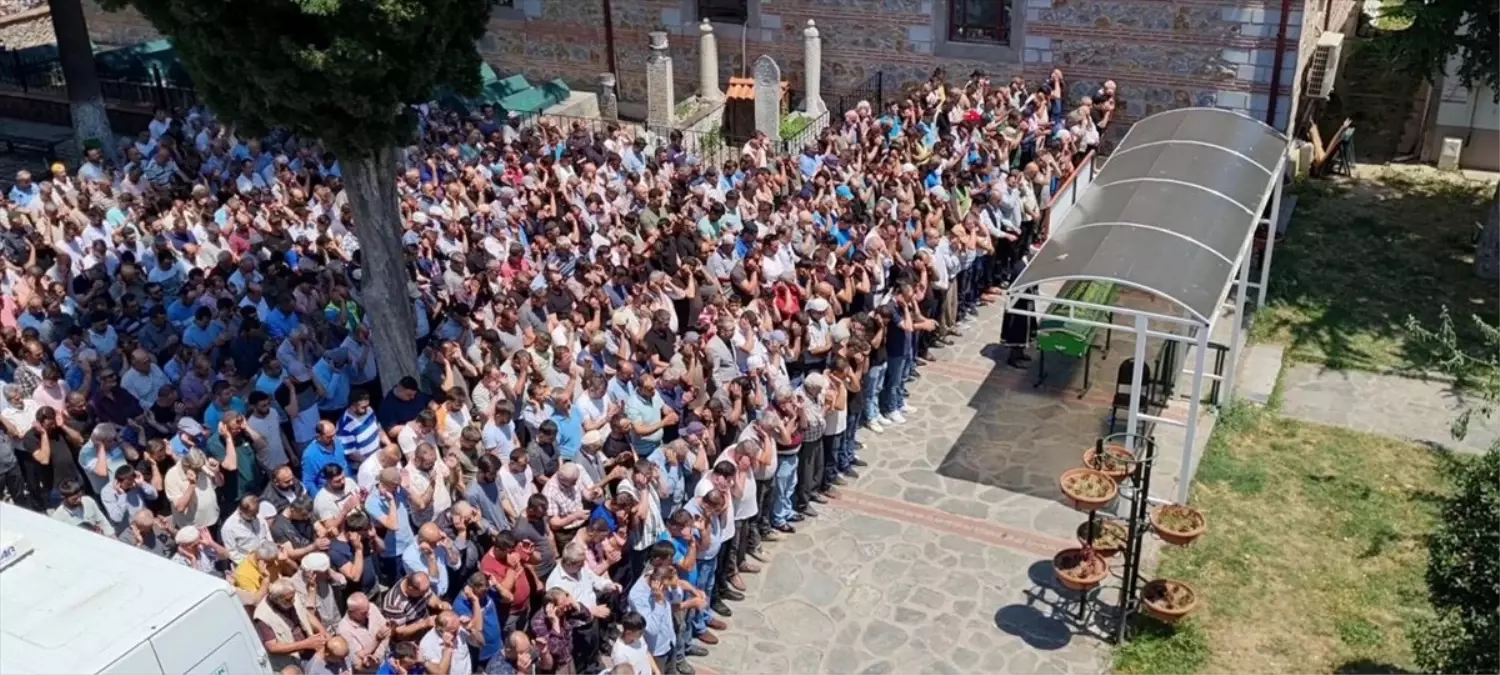 İznik'te kamyonetin çarpması sonucu hayatını kaybeden 8 yaşındaki Asya Taşkın son yolculuğuna uğurlandı