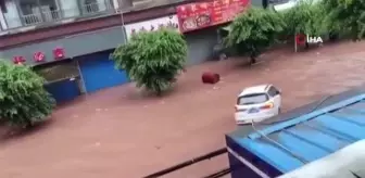 Çin'de şiddetli yağışta demir yolu köprüsü çöktü