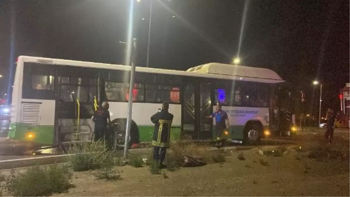 15 Yaşındaki Genç, Park Halindeki Otobüsü Kaçırıp Kaza Yaptı