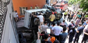 Kağıthane'de freni tutmayan kamyonet park halindeki araçlara çarptı