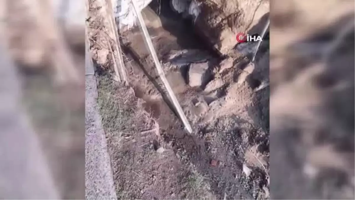 Meksika'da yol yarıldı, kamyonet son anda kurtarıldı
