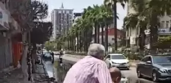 Depremzedeye Yardım Eden Polis Memuru