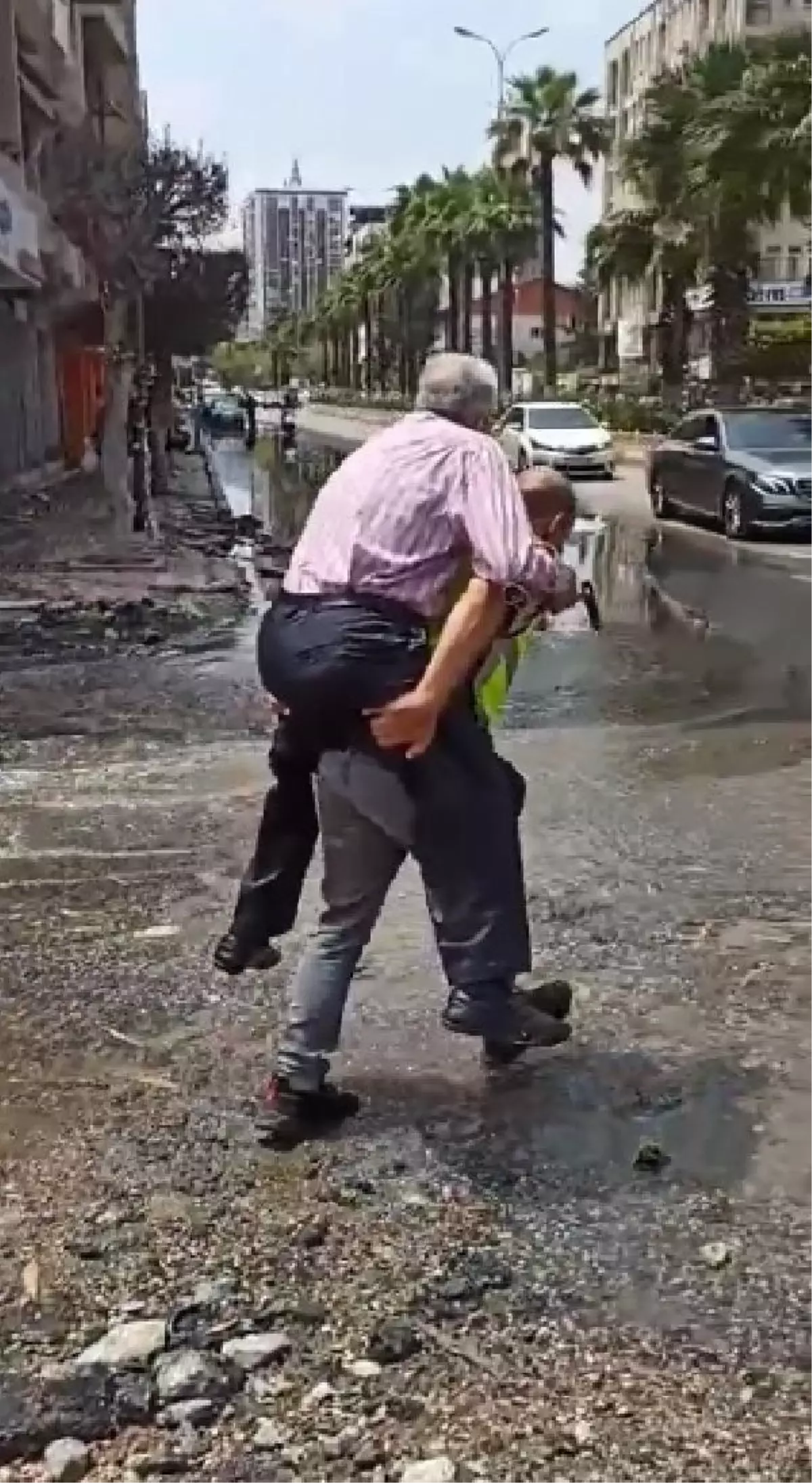 Depremzedeye Yardım Eden Polis Memuru